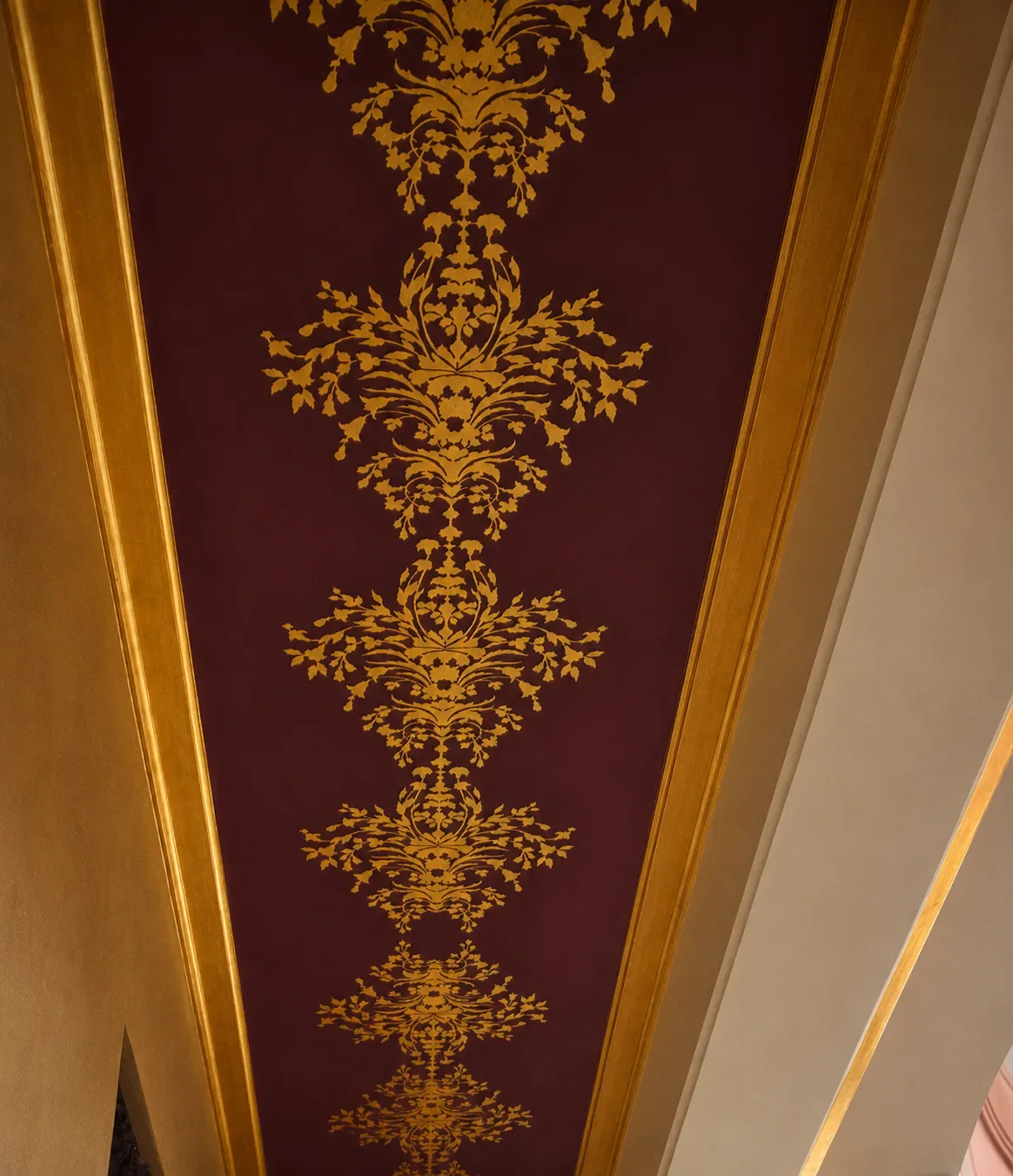 Plafond décoré à la feuille d’or.